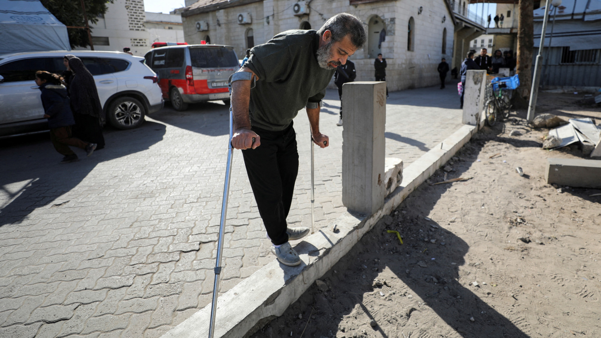 Palestinec násilně evakuovaný z nemocnice Kamal Adwan chodí s berlemi ve městě Gaza dne 28. prosince 2024 (Reuters/Dawoud Abu Alkas)